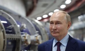 Putin quer continuar a desenvolver armamento nuclear mas não prevê utilização