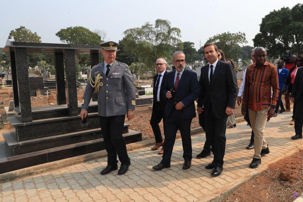 MNE visita túmulos de soldados portugueses mortos em Angola e destaca 