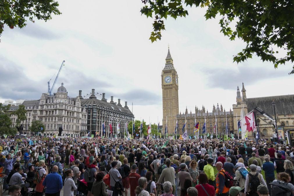 Milhares de pessoas marcham em Londres pela proteção da natureza e do clima