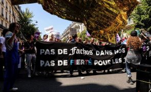 Milhares de feministas manifestaram-se hoje contra extrema-direita em França