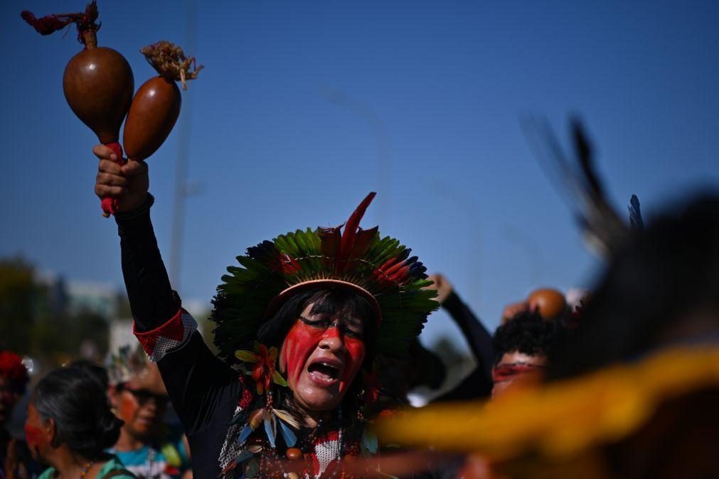 Uma centena de indígenas protesta em Brasília contra benefícios dados ao setor agrícola