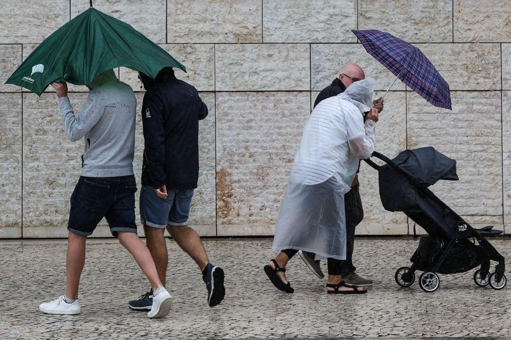 CORREÇÃO DO TÍTULO: Aviso laranja até ao final do dia em seis distritos por causa da chuva e trovoada