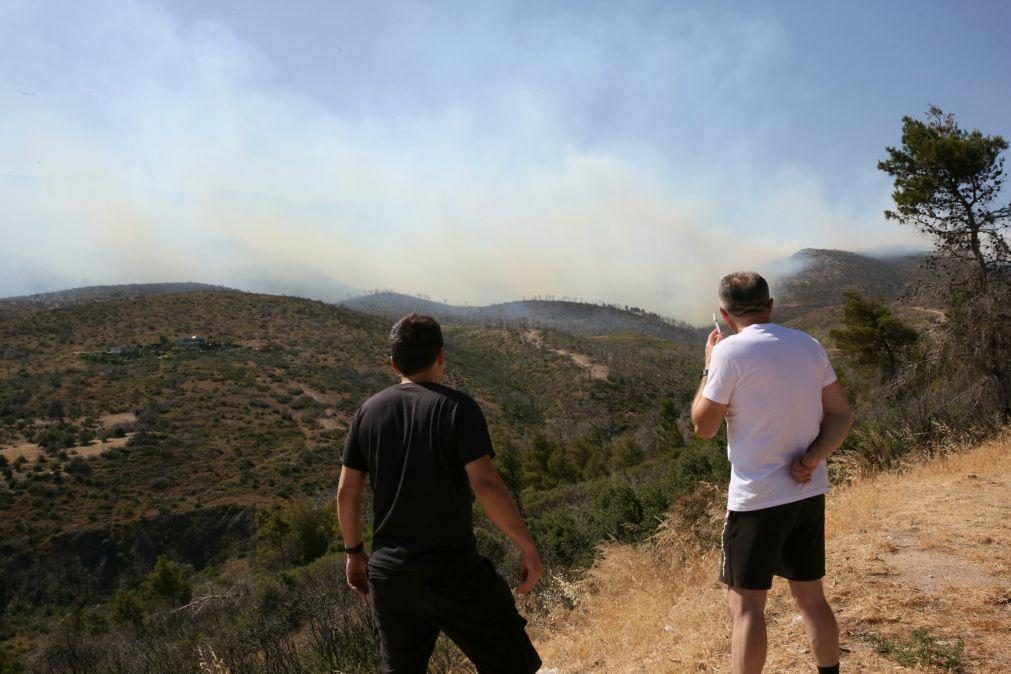 Incêndio florestal perto de Atenas e risco muito elevado em 6 regiões gregas
