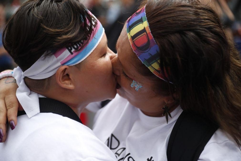 Marchas do orgulho LGBTQ+ trazem milhares às ruas da América Latina