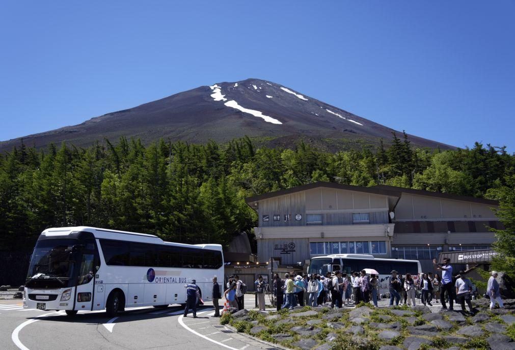 Monte Fuji com novas restrições a partir de 2.ª feira para controlar turismo