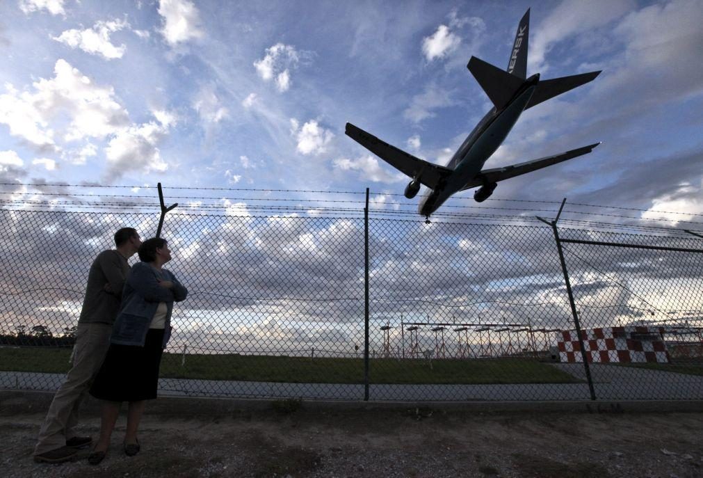 Aterragem de emergência no aeroporto do Porto devido a despressurização mas sem danos