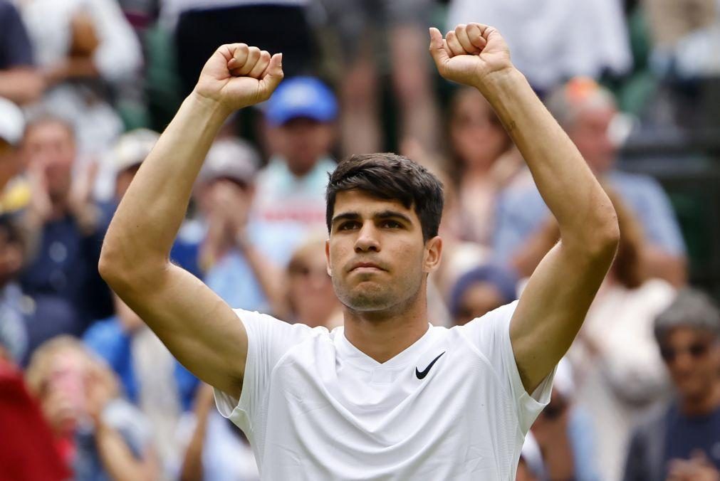 Wimbledon: Carlos Alcaraz apura-se para a segunda ronda