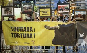 Manifestantes anti-touradas concentrados no Campo Pequeno, em Lisboa