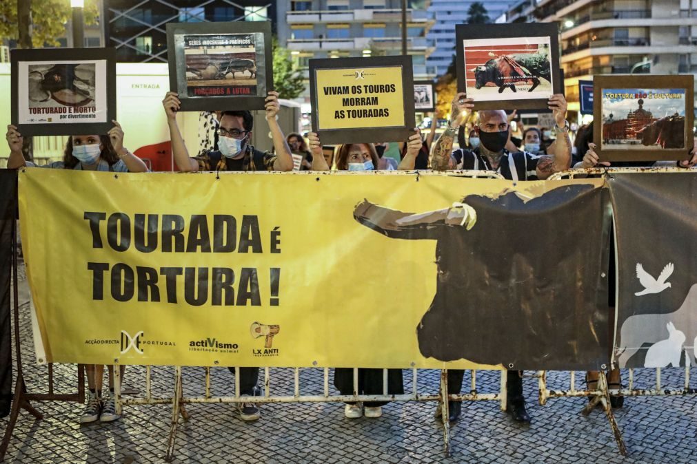 Manifestantes anti-touradas concentrados no Campo Pequeno, em Lisboa