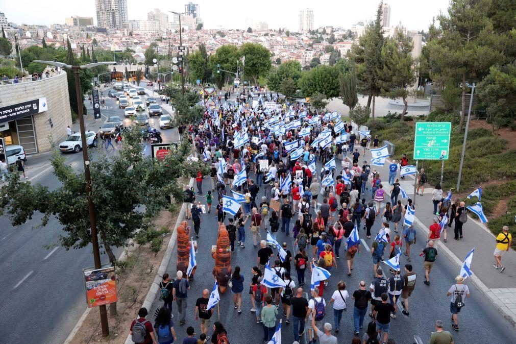 Milhares manifestam-se em Israel contra Netanyahu e exigem acordo com Hamas