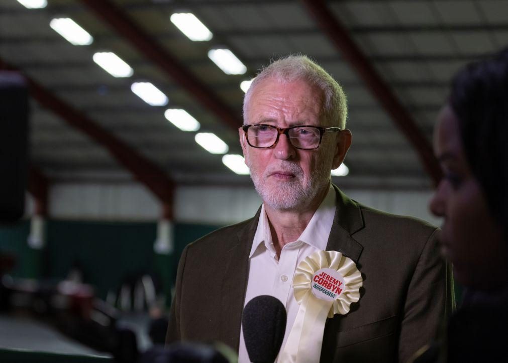 Antigo líder trabalhista Jeremy Corbyn reeleito como independente no Reino Unido