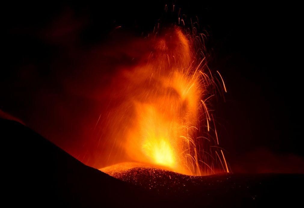 Vulcão Etna entra em erupção e voos são suspensos no aeroporto da Catânia