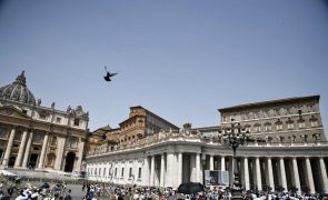 Vaticano excomunga arcebispo por acusações de cisma e ataques ao Papa