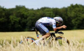 Tour: Evenepoel estreia-se a vencer, mas Pogacar mantém a amarela