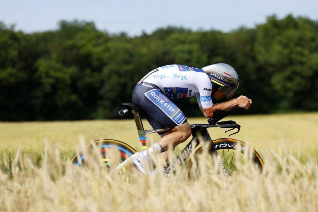 Tour: Evenepoel estreia-se a vencer, mas Pogacar mantém a amarela