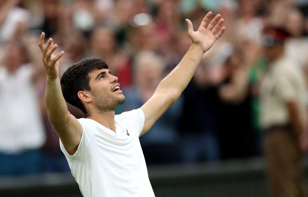 Wimbledon: Campeão Carlos Alcaraz bate Frances Tiafoe em cinco sets