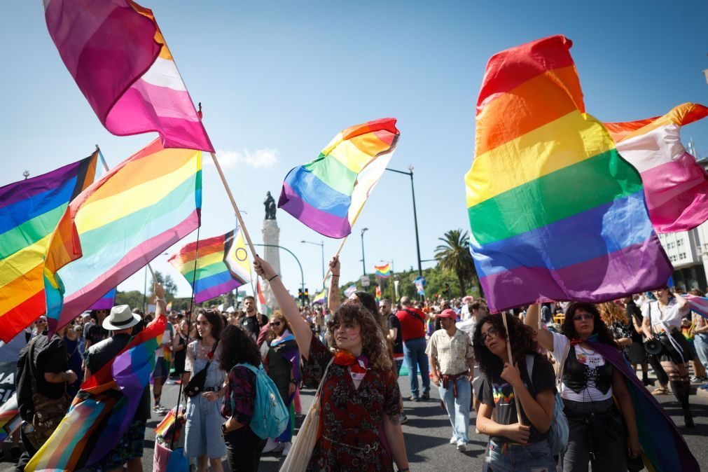 Marcha do orgulho LGBTI+ 'pinta' Avenida da Liberdade com as cores do arco-íris