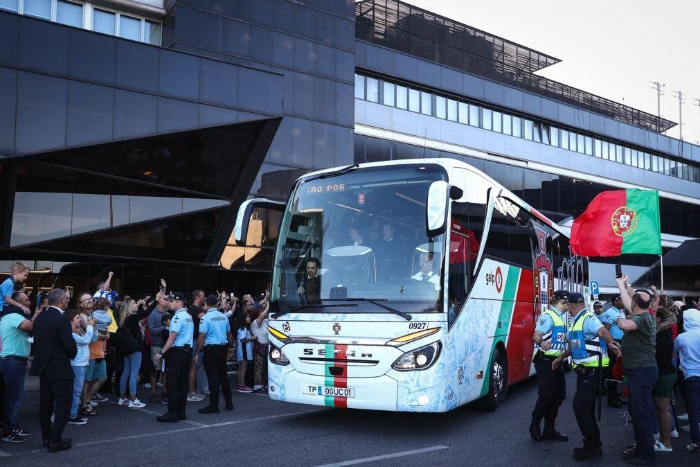 Centenas de pessoas receberam seleção portuguesa na chegada a Lisboa