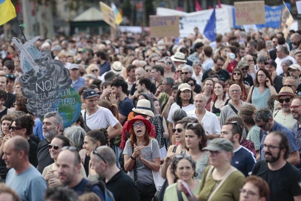 Milhares desfilam em Barcelona contra o excesso de turismo