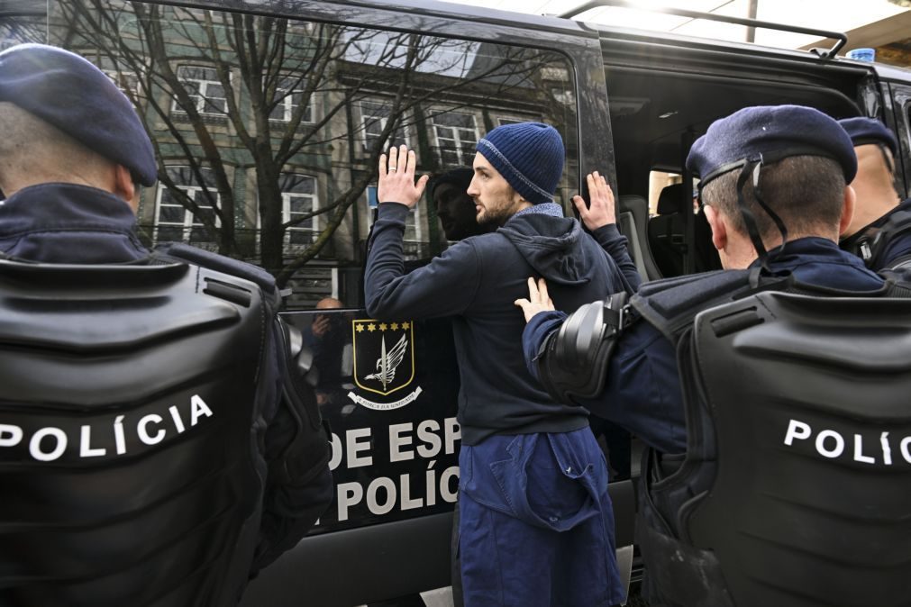 Amnistia insta Portugal a rever lei sobre manifestação e a responsabilizar polícia