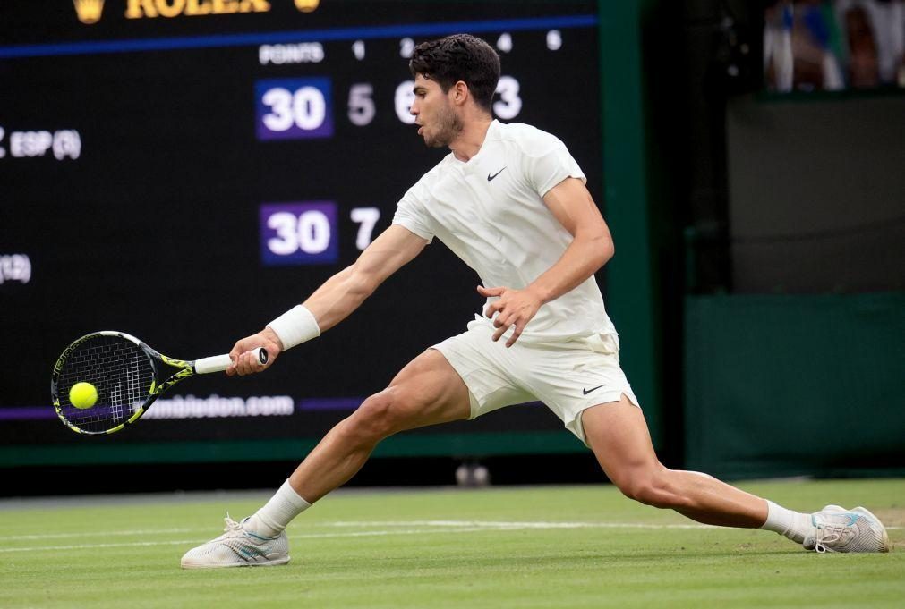 Campeão Carlos Alcaraz avança para as meias-finais de Wimbledon