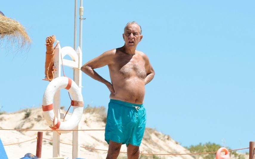 Marcelo Rebelo De Sousa Faz praia no Algarve... e joga à bola com jovens