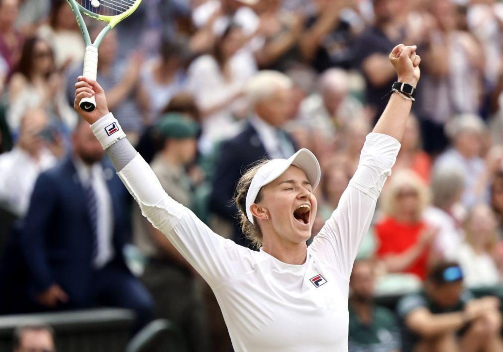 Krejcikova bate Rybakina e junta-se a Paolini na final de Wimbledon