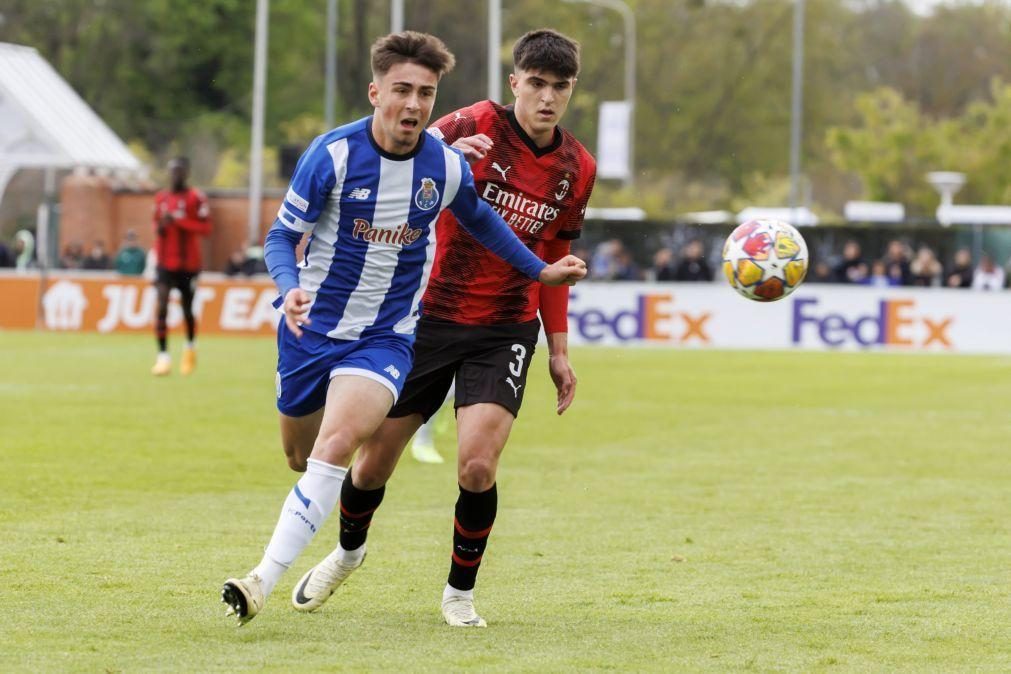 Martim Fernandes ausente dos treinos do FC Porto com entorse no joelho esquerdo