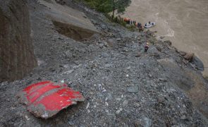 Resgatados 11 corpos em buscas após acidente com autocarros no Nepal