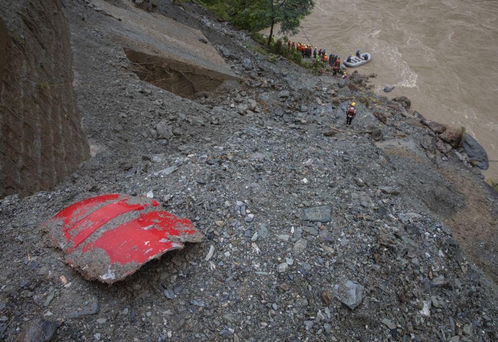 Resgatados 11 corpos em buscas após acidente com autocarros no Nepal