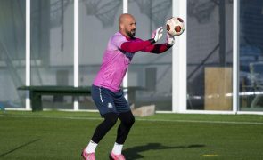 Guarda-redes Pepe Reina assina pelos italianos do Como