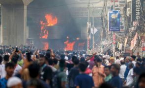 Manifestantes incendeiam sede da televisão estatal do Bangladesh com 