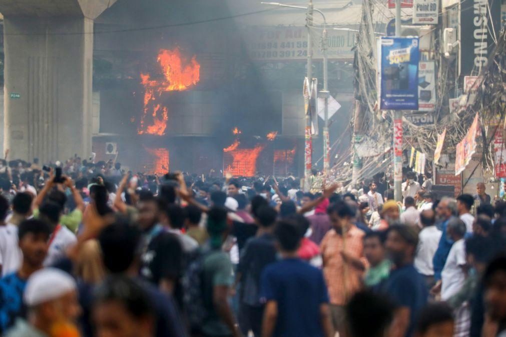 Manifestantes incendeiam sede da televisão estatal do Bangladesh com 