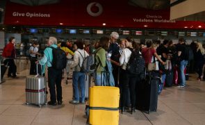 Filas para 'check-in' e voos atrasados no aeroporto de Lisboa devido a falha da Microsoft