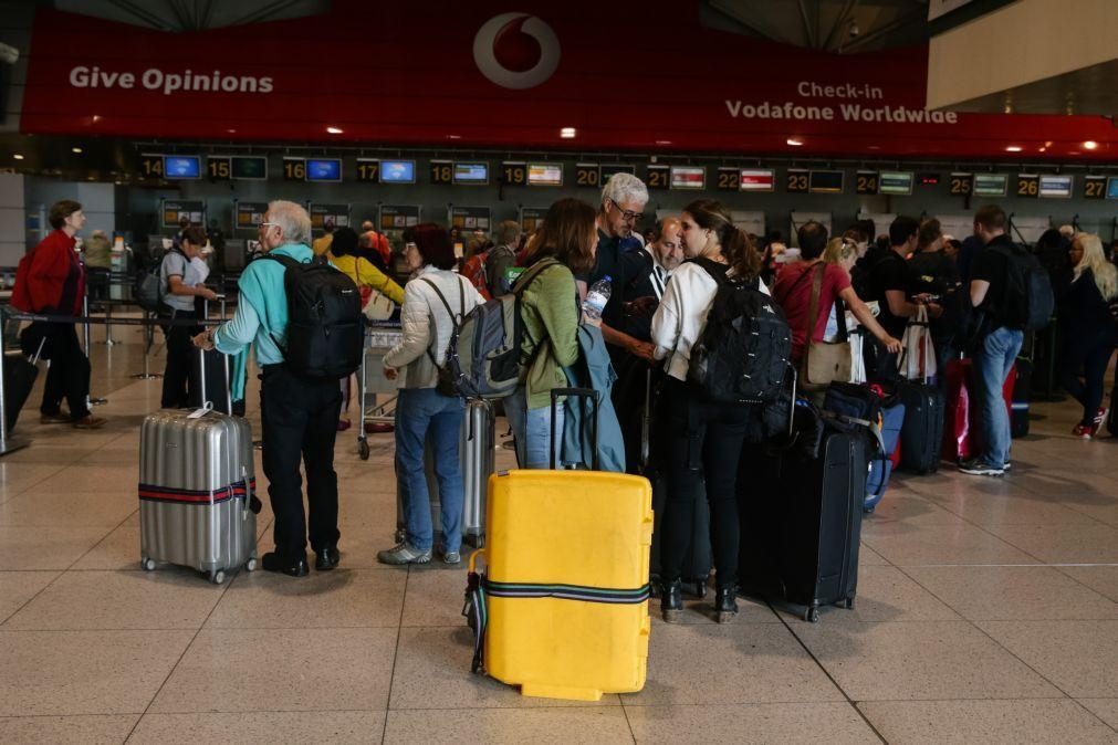 Filas para 'check-in' e voos atrasados no aeroporto de Lisboa devido a falha da Microsoft