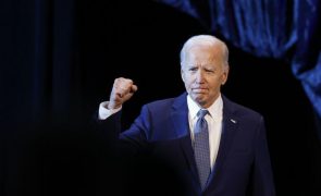 Biden retoma campanha na próxima semana após mais de 30 democratas pedirem que desista