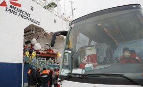 Navio dos Médicos Sem Fronteiras resgata 226 migrantes no Mediterrâneo