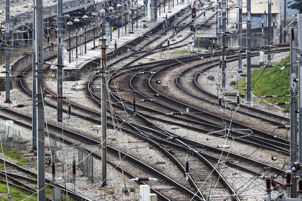 Greve dos trabalhadores da CP com serviços mínimos mas empresa adverte para perturbações