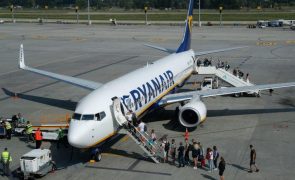 Ryanair regista redução de 45% nos lucros trimestrais