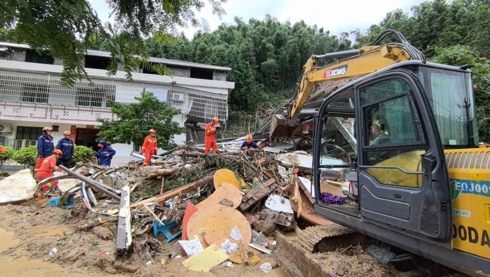 Sobe para 15 número de mortos em aluimento de terras no centro da China