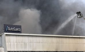 Incêndio que destrói edifício da Auto Sueco no Porto está circunscrito