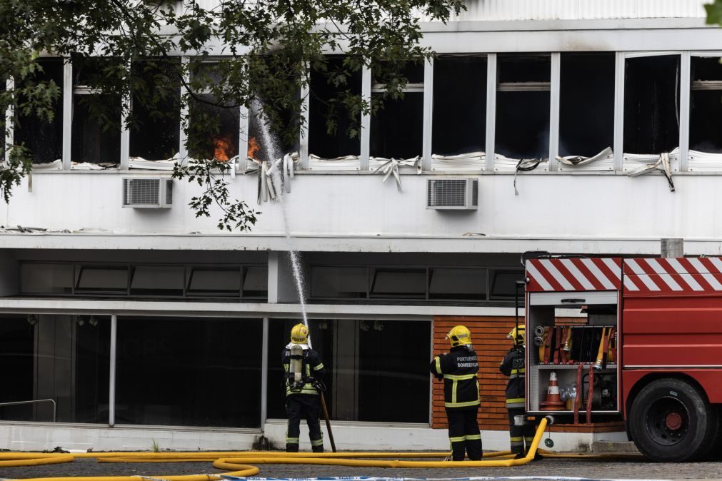 Incêndio na Auto Sueco no Porto está 