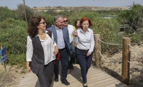 Ministra do Ambiente diz que recargas de areia são fundamentais nas praias da Caparica