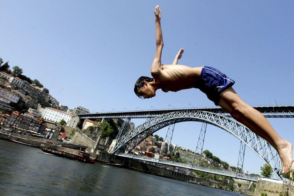 Banhos e pesca proibidos no Douro devido a descarga poluente após incêndio no Porto