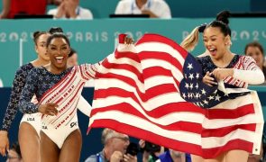 Estados Unidos vencem concurso de artísitca por equipas, Biles soma oitava medalha