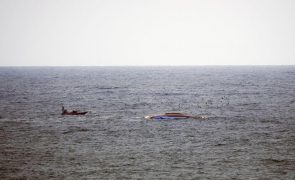 Barco naufragado na Marinha Grande posto a flutuar para ser rebocado para o porto de Aveiro