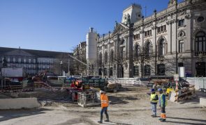 Descoberta de ponte medieval no Porto atrasa em mês e meio 'fecho' do rio da Vila