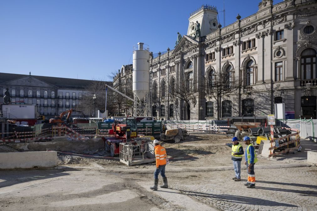 Descoberta de ponte medieval no Porto atrasa em mês e meio 'fecho' do rio da Vila