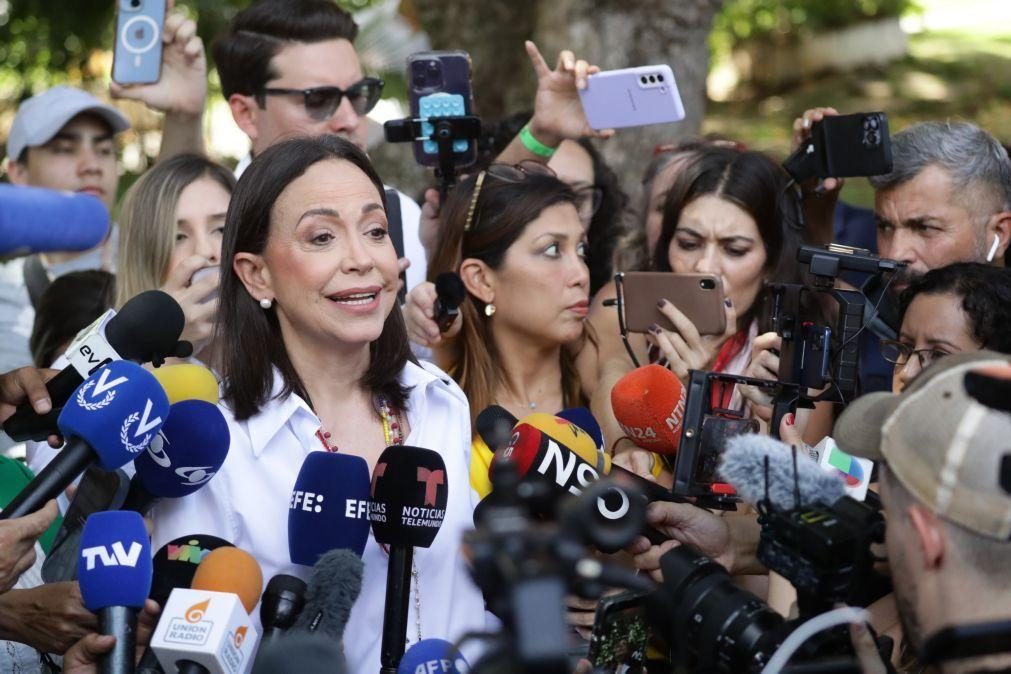 Corina Machado recibida em manifestação da oposição venezuelana com grito de 