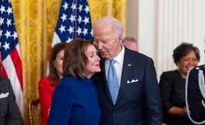 Pelosi nega ter liderado campanha para afastar Biden